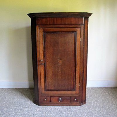 OAK HANGING CORNER CUPBOARD