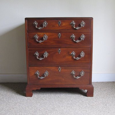 MAHOGANY CHIPPENDALE CHEST OF DRAWERS