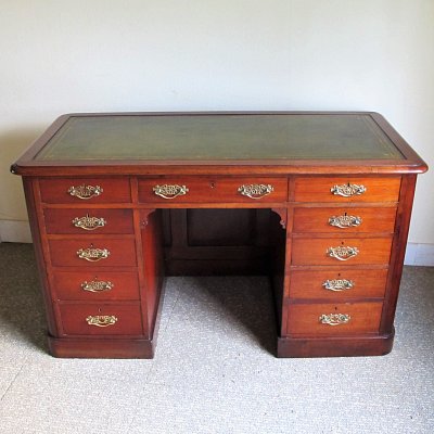 MAHOGANY KNEEHOLE DESK