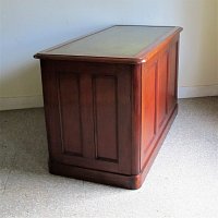 MAHOGANY KNEEHOLE DESK