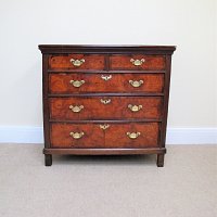 OAK CHEST OF DRAWERS (WILLIAM & MARY PERIOD)