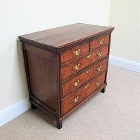 OAK CHEST OF DRAWERS (WILLIAM & MARY PERIOD)