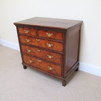 OAK CHEST OF DRAWERS (WILLIAM & MARY PERIOD)