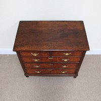 OAK CHEST OF DRAWERS (WILLIAM & MARY PERIOD)