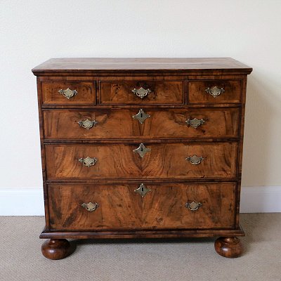 QUEEN ANNE WALNUT CHEST OF DRAWERS c.1710