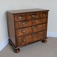 QUEEN ANNE WALNUT CHEST OF DRAWERS c.1710