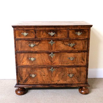 Walnut Queen Anne chest of drawers