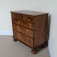 QUEEN ANNE WALNUT CHEST OF DRAWERS c.1710