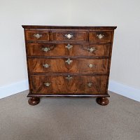 QUEEN ANNE WALNUT CHEST OF DRAWERS c.1710