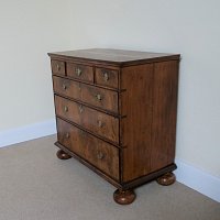 QUEEN ANNE WALNUT CHEST OF DRAWERS c.1710