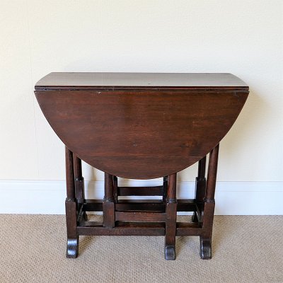 GEORGIAN OAK GATELEG TABLE OF SMALL PROPORTIONS