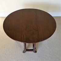 GEORGIAN OAK GATELEG TABLE OF SMALL PROPORTIONS