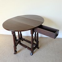 GEORGIAN OAK GATELEG TABLE OF SMALL PROPORTIONS