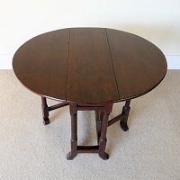 GEORGIAN OAK GATELEG TABLE OF SMALL PROPORTIONS