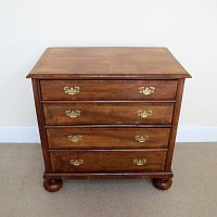 WALNUT CHEST OF DRAWERS (QUEEN ANNE PERIOD)