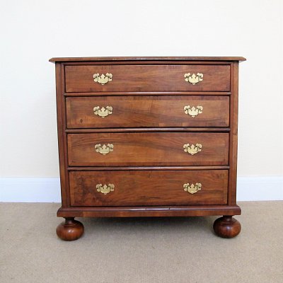 WALNUT CHEST OF DRAWERS (QUEEN ANNE PERIOD)