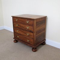 WALNUT CHEST OF DRAWERS (QUEEN ANNE PERIOD)