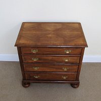 WALNUT CHEST OF DRAWERS (QUEEN ANNE PERIOD)