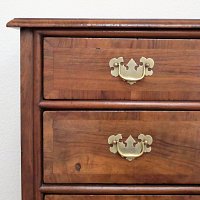 WALNUT CHEST OF DRAWERS (QUEEN ANNE PERIOD)