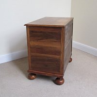 WALNUT CHEST OF DRAWERS (QUEEN ANNE PERIOD)