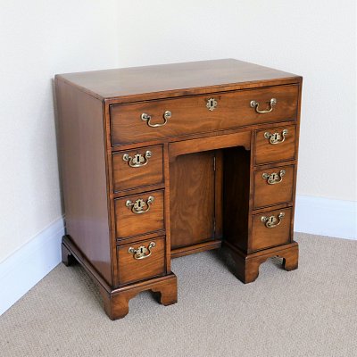 GEORGIAN MAHOGANY KNEE-HOLE DRESSING CHEST