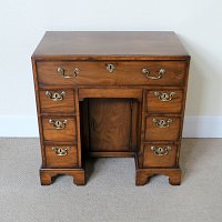 GEORGIAN MAHOGANY KNEE-HOLE DRESSING CHEST