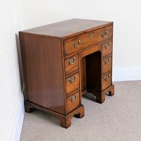 GEORGIAN MAHOGANY KNEE-HOLE DRESSING CHEST