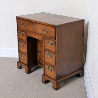 GEORGIAN MAHOGANY KNEE-HOLE DRESSING CHEST