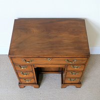 GEORGIAN MAHOGANY KNEE-HOLE DRESSING CHEST