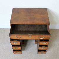 GEORGIAN MAHOGANY KNEE-HOLE DRESSING CHEST