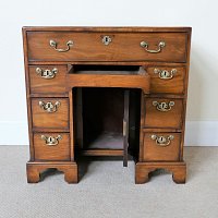 GEORGIAN MAHOGANY KNEE-HOLE DRESSING CHEST