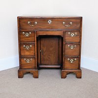 GEORGIAN MAHOGANY KNEE-HOLE DRESSING CHEST