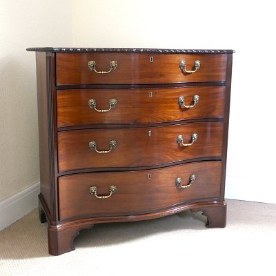 GEORGIAN MAHOGANY CHIPPENDALE SERPENTINE CHEST OF DRAWERS