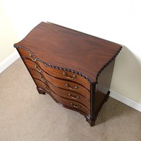 GEORGIAN MAHOGANY CHIPPENDALE SERPENTINE CHEST OF DRAWERS