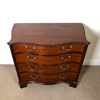 GEORGIAN MAHOGANY CHIPPENDALE SERPENTINE CHEST OF DRAWERS