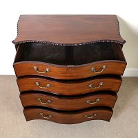 GEORGIAN MAHOGANY CHIPPENDALE SERPENTINE CHEST OF DRAWERS