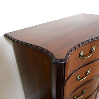 GEORGIAN MAHOGANY CHIPPENDALE SERPENTINE CHEST OF DRAWERS