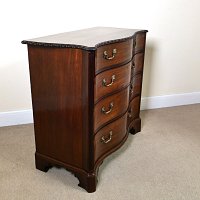 GEORGIAN MAHOGANY CHIPPENDALE SERPENTINE CHEST OF DRAWERS