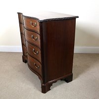 GEORGIAN MAHOGANY CHIPPENDALE SERPENTINE CHEST OF DRAWERS