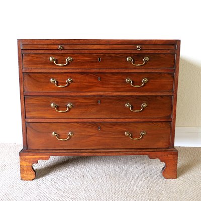 GEORGIAN MAHOGANY CHEST OF DRAWERS WITH BRUSHING SLIDE