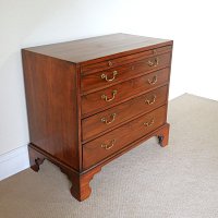 GEORGIAN MAHOGANY CHEST OF DRAWERS WITH BRUSHING SLIDE