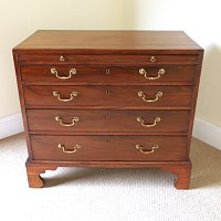 GEORGIAN MAHOGANY CHEST OF DRAWERS WITH BRUSHING SLIDE