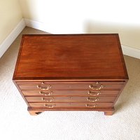 GEORGIAN MAHOGANY CHEST OF DRAWERS WITH BRUSHING SLIDE