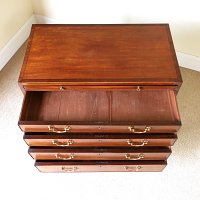 GEORGIAN MAHOGANY CHEST OF DRAWERS WITH BRUSHING SLIDE