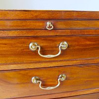 GEORGIAN MAHOGANY CHEST OF DRAWERS WITH BRUSHING SLIDE