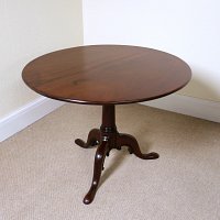 GEORGIAN MAHOGANY TRIPOD TABLE