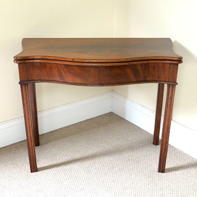 GEORGIAN MAHOGANY TEA TABLE