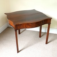 GEORGIAN MAHOGANY TEA TABLE