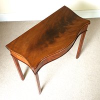 GEORGIAN MAHOGANY TEA TABLE