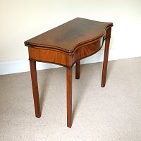 GEORGIAN MAHOGANY TEA TABLE